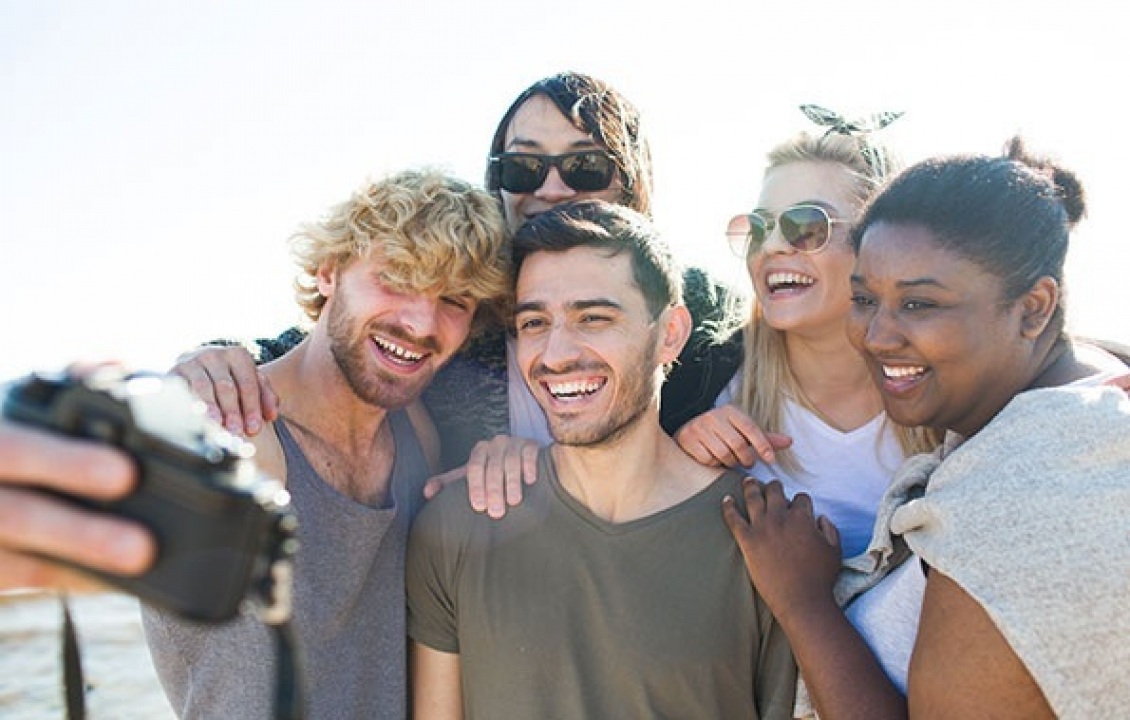 Groupe d'amis en voyage prenant une photo