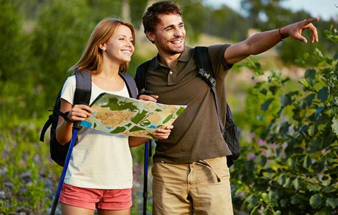 Parejas de viaje disfrutando del momento.